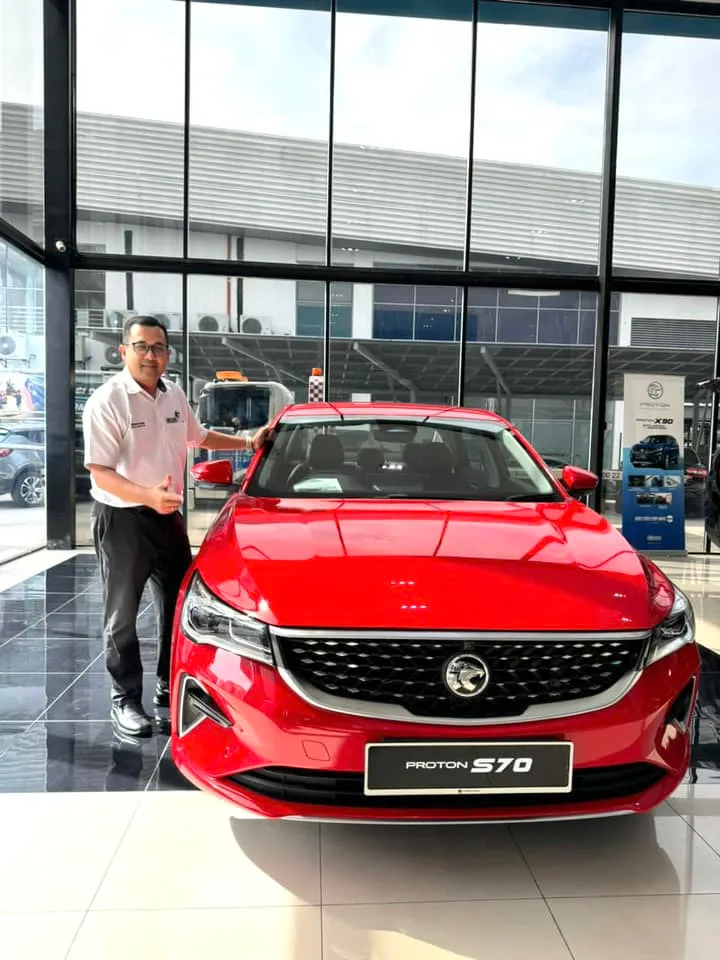 Sales advisor Proton Hafiz bersama kereta