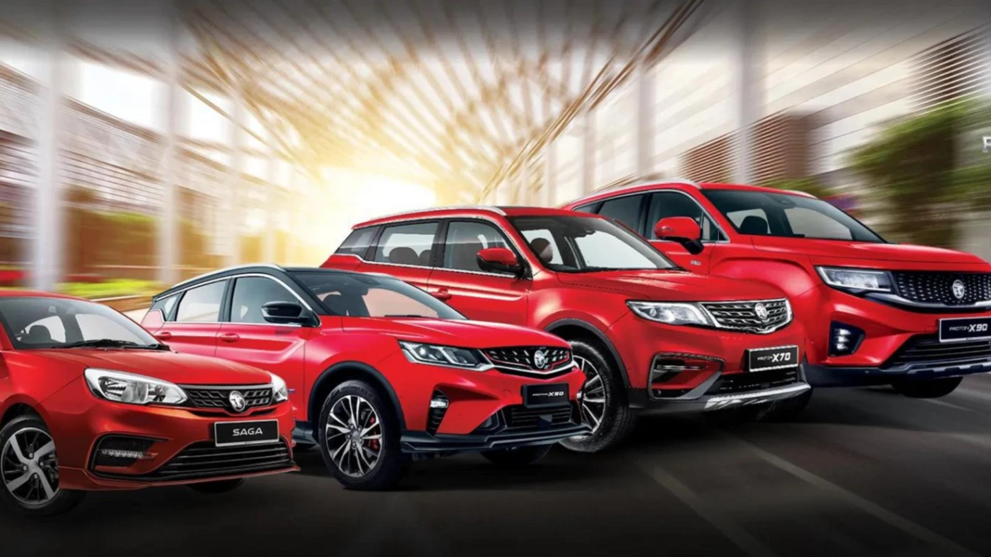 Kereta Proton moden dipandu di jalan raya Malaysia waktu senja
