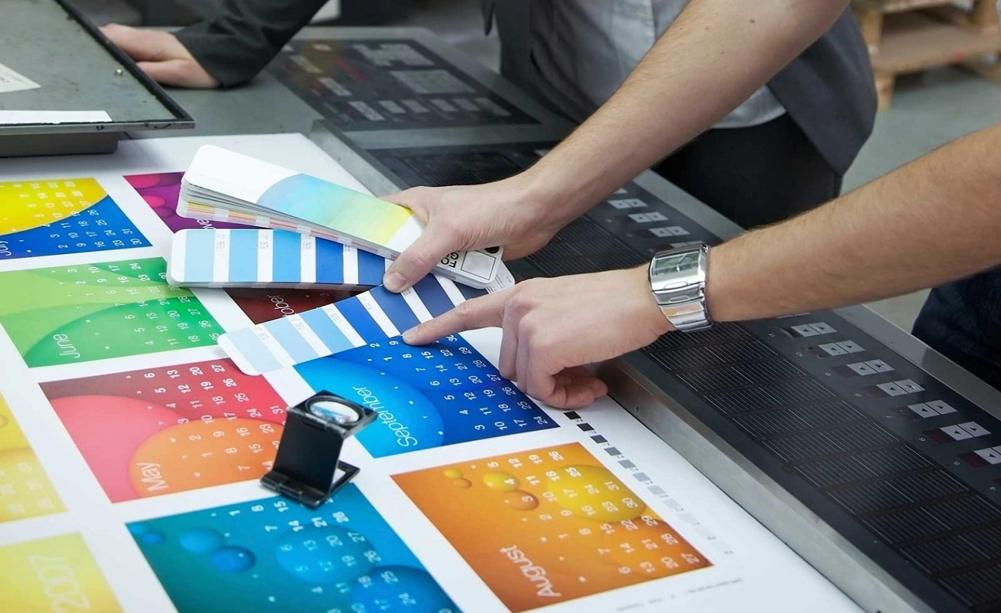 Peralatan cetakan moden dan proses kerja profesional di Adiwira Printing