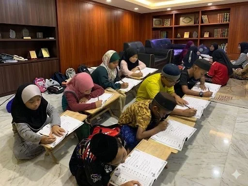 Ustazah mengajar kanak-kanak membaca Al-Quran
